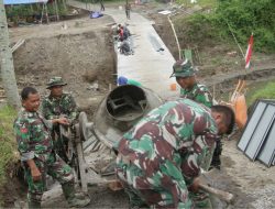 Sinergi Kodim 0808/Blitar Dan Warga, Bangun Jembatan Perintis Garuda Bendosewu Segera Rampung   Blitar – Harapan warga Desa Bendosewu Kecamatan Talun Kabupaten Blitar untuk memiliki akses transportasi yang lebih mumpuni akan segera terwujud. Melalui inisiatif pembangunan Jembatan Perintis Garuda, mobilitas antar desa yang selama ini menjadi kendala diharapkan dapat bertransformasi menjadi lebih aman, cepat dan efisien bagi seluruh lapisan masyarakat.  Pembangunan jembatan ini merupakan bentuk respons cepat dari Kodim 0808/Blitar terhadap aspirasi warga yang membutuhkan infrastruktur layak. Sebagai garda terdepan dalam pengabdian masyarakat, TNI hadir untuk memastikan bahwa hambatan geografis tidak lagi menjadi penghalang bagi pertumbuhan ekonomi dan konektivitas sosial di wilayah Bendosewu.  Tepat pada Rabu (28/1/2026), perkembangan proyek ini menunjukkan progres yang sangat signifikan. Kerja sama yang solid antara personel TNI dan dukungan moril warga setempat menjadi mesin utama percepatan pembangunan, sehingga struktur jembatan kini sudah berdiri kokoh dan memasuki tahap penyelesaian akhir.  Pabung Kodim 0808/Blitar Mayor Cke Supriono, menyampaikan bahwa hingga hari ini progres fisik pembangunan telah mencapai angka sekitar 90%. Menurutnya, fokus utama saat ini adalah memastikan detail teknis terakhir terpenuhi agar keamanan pengguna jalan benar-benar terjamin saat jembatan resmi dibuka nanti.  “Dengan sisa pengerjaan yang ada, kami optimis jembatan ini dapat segera digunakan dalam waktu dekat. Harapan kami, Jembatan Perintis Garuda tidak hanya menjadi penyambung jalan, tetapi juga urat nadi baru yang mempermudah aktivitas harian serta meningkatkan kesejahteraan masyarakat Bendosewu,” pungkas Mayor Supriono (Dim0808).
