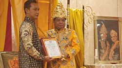 Ketua DPD Jatim PEMBASMI Dianugerahi Gelar Pemimpin Berpengaruh oleh Maharaja Kutai Mulawarman
