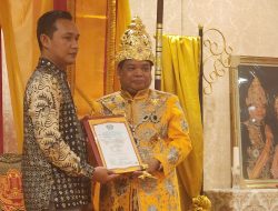 Ketua DPD Jatim PEMBASMI Dianugerahi Gelar Pemimpin Berpengaruh oleh Maharaja Kutai Mulawarman